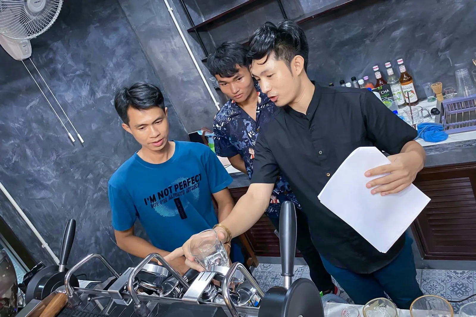 สอนเทคนิคการชงให้ทีมงานร้าน